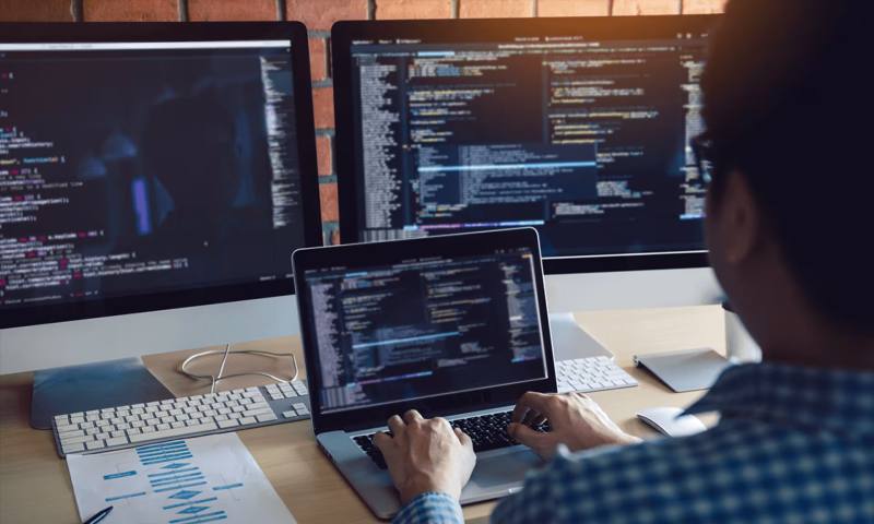数据科学选型:R与Python如何赋能通辽网站建设?